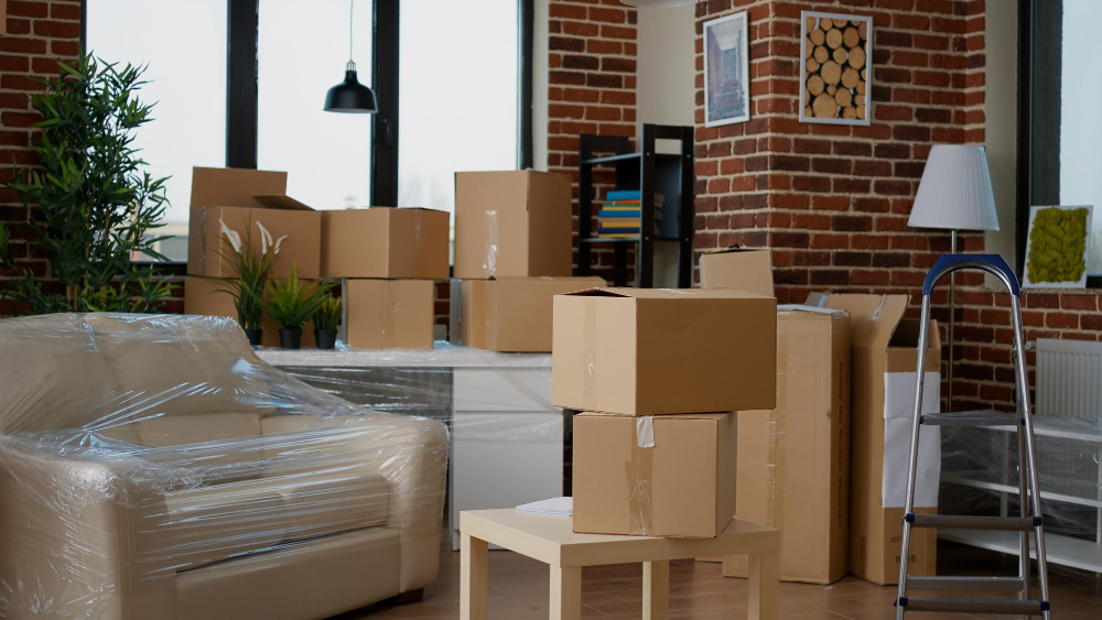personne dans salon vide emballages carton dans nouvelle maison meubles dans pile boites carton aucune personne dans propriete du menage cargaison colis emmenager biens immobiliers